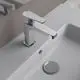 Chromfarbene Waschtischarmatur von Ideal Standard mit flacher Armatur und seitlichem Hebel. Die Spüle hat eine Ablaufgarnitur und ist in einem modernen Umfeld platziert.